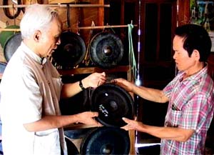 NSƯT Bùi Chí Thanh và nghệ nhân Nguyễn Văn Thực trao đổi về âm nhạc cồng chiêng cổ của người Mường Hòa Bình.